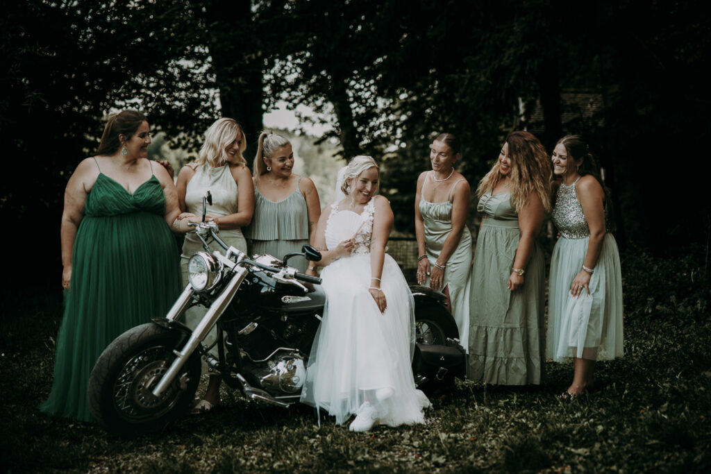 Braut mit Brautjungfern an der Harley Davidson – Sommerhochzeit im Haus am See, Sommer 2025