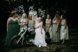 Braut mit Brautjungfern an der Harley Davidson – Sommerhochzeit im Haus am See, Sommer 2025