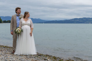 Selina und Matthias am Seeufer vor den Bergen am Bodensee