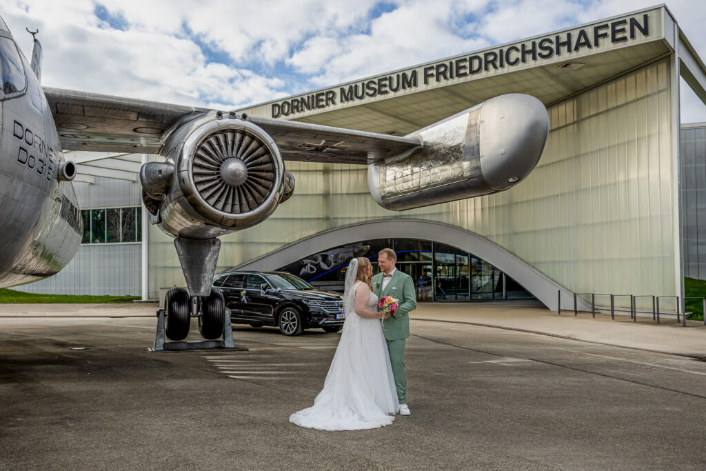 Brautpaar vor der Dornier Do 31 am Eingang des Dornier Museums – Hochzeitsshooting im Dornier Museum Friedrichshafen, Standesamtliche Hochzeit am Bodensee