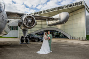 Brautpaar vor der Dornier Do 31 am Eingang des Dornier Museums – Hochzeitsshooting im Dornier Museum Friedrichshafen, Standesamtliche Hochzeit am Bodensee