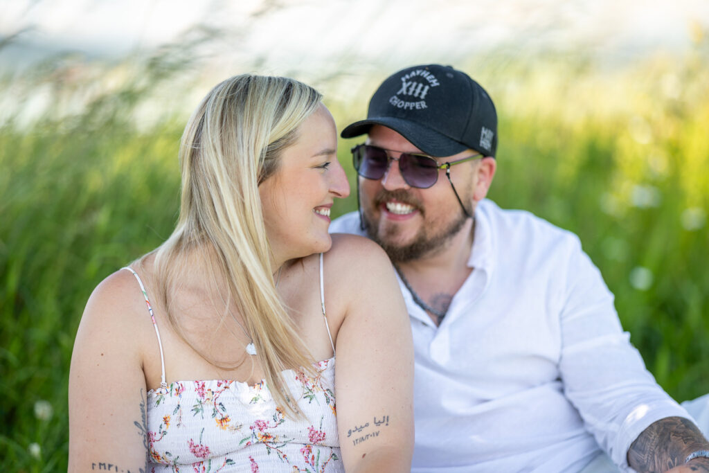 Kennenlern-Shooting mit Winona und Roger an der Kapelle in Ailingen, Bodensee-Region