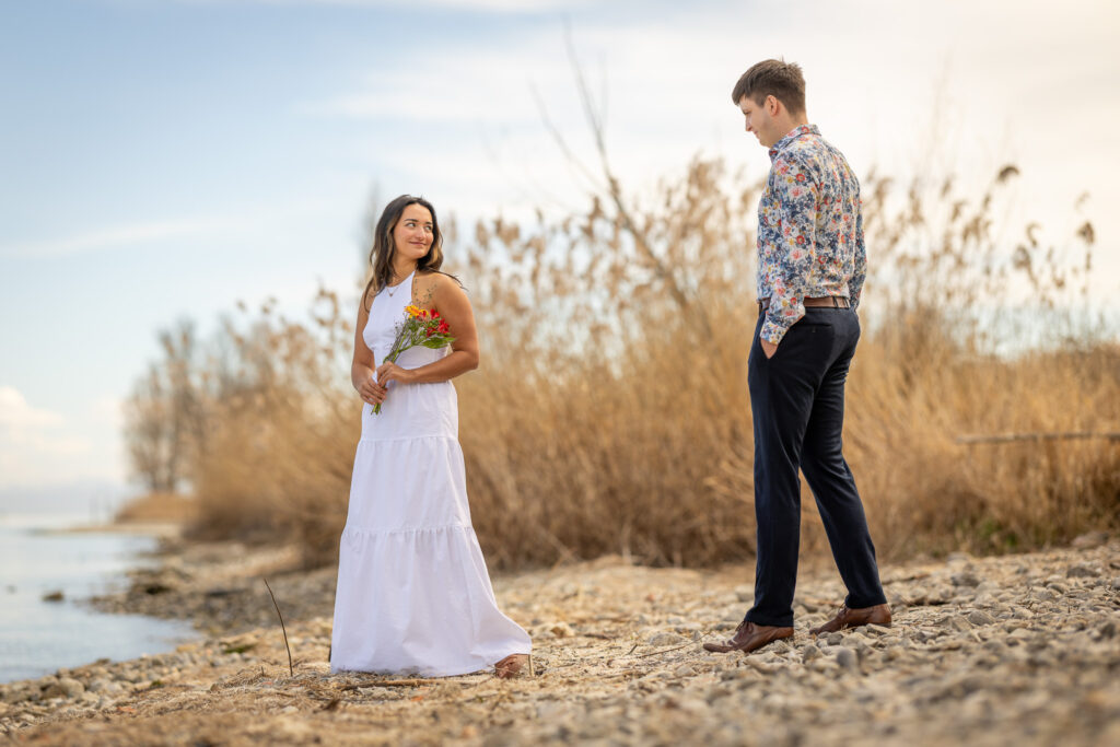 Paar steht im Abstand am Schilfufer des Bodensees – Engagement-Shooting in Kreuzlingen am Bodensee