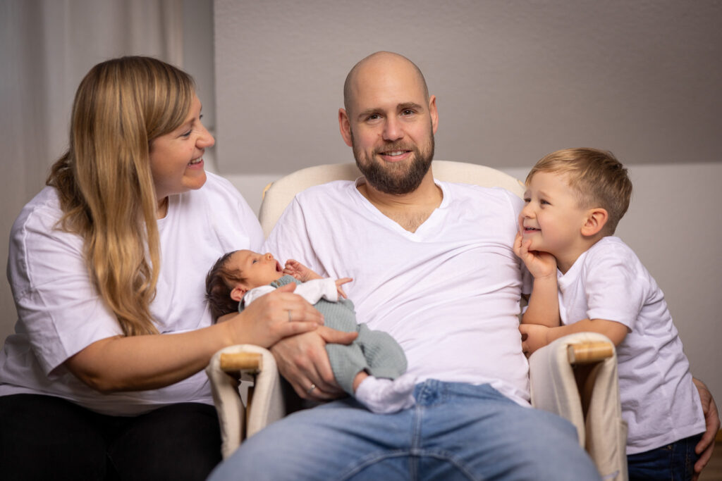 Familienporträt im Wohnzimmer – Carina, Kai mit Annika und Felix – Newborn Home-Shooting am Bodensee, Babyfotografie zu Hause